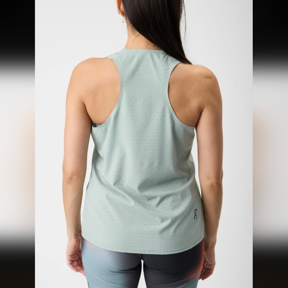 On Running Women's Race Singlet Cobble - Picture 2 of 5